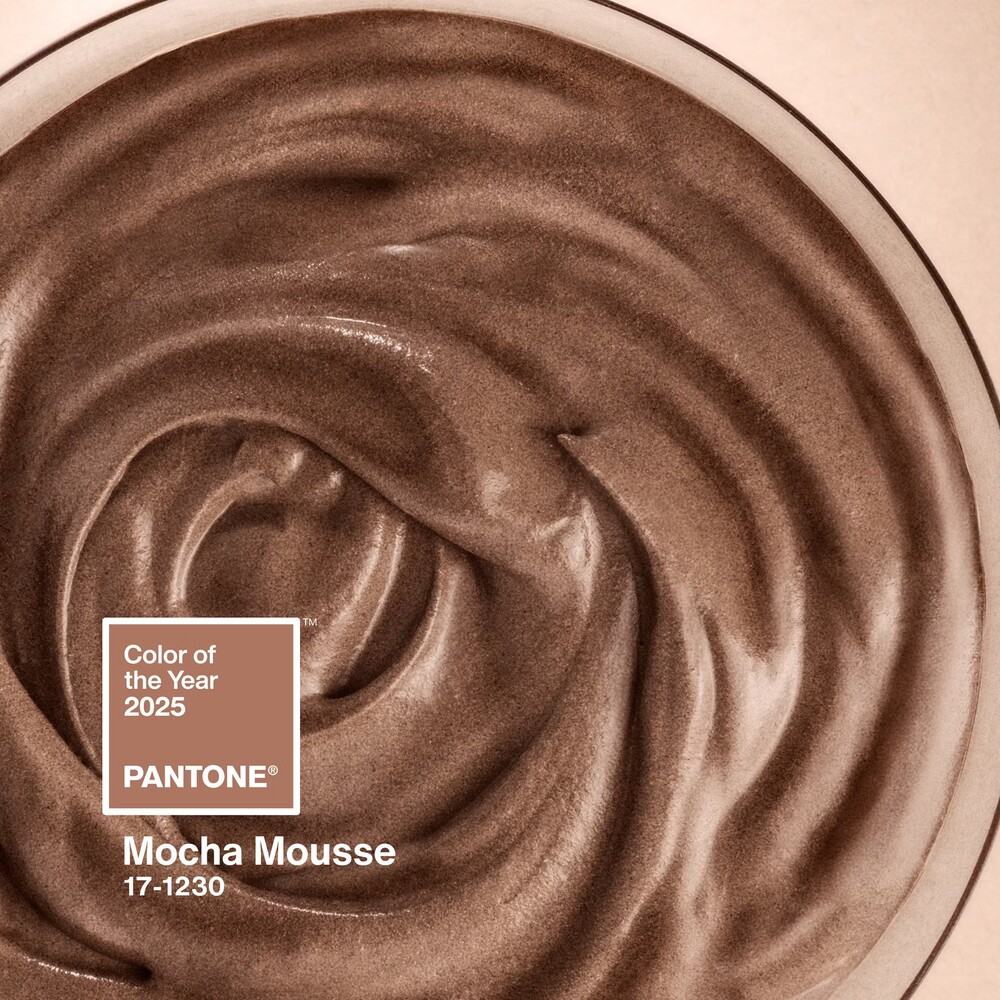 摩卡慕斯：Pantone 公佈 2025 年度色